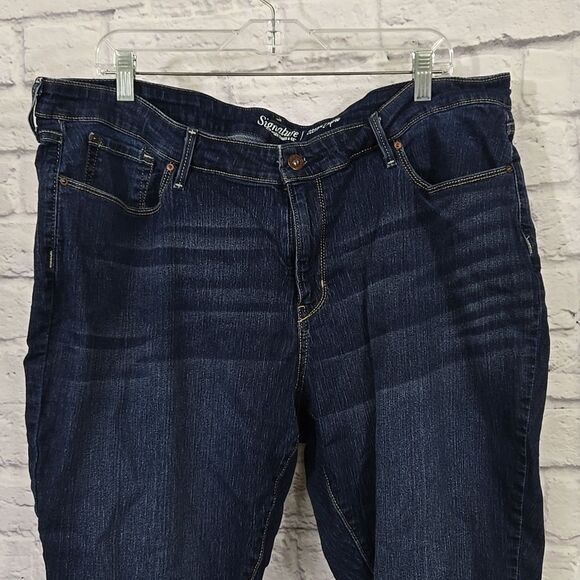 Levi's Women Plus Size 22 Mid Rise Capri Blue Jeans Dark Wash Cuff Stretch Denim - Picture 4 of 6